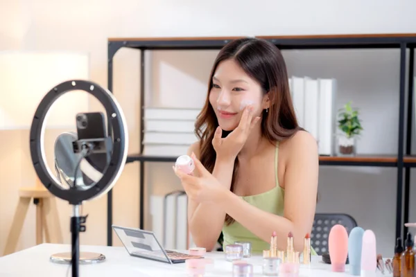 “Chỉ thay đổi thứ tự bôi vào ban đêm thôi mà”… Bí quyết ‘Chăm sóc ban đêm’ làm sống lại làn da?