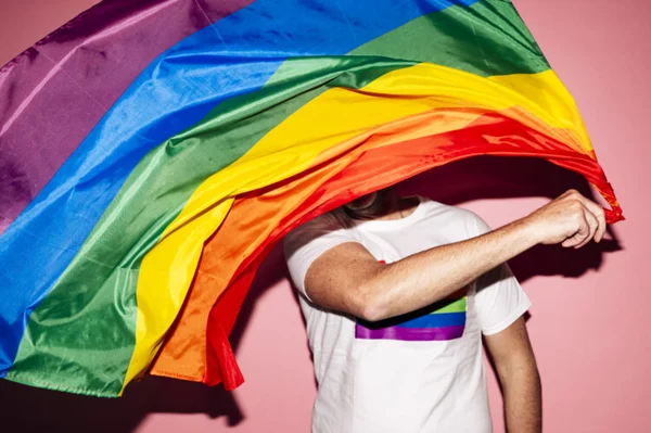 Trước khi phẫu thuật chuyển giới, cần nhìn nhận như thế nào về việc vào cơ sở chỉ dành cho nữ?