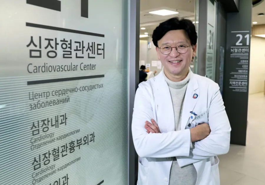 Chairman Park Jin-sik of the Hye Won Medical Foundation Sejong Hospital poses in front of the Cardiovascular Center at Incheon Sejong Hospital. Photo by Choi Seung-sik, Photojournalist