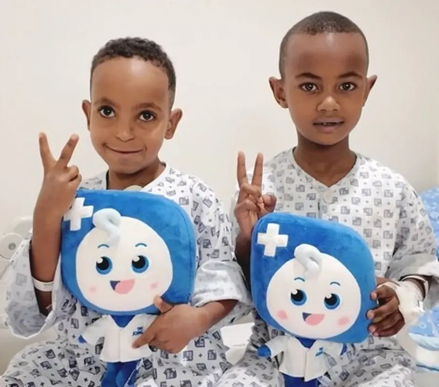 Children from Ethiopia who regained a new lease on life after undergoing heart surgery at Sejong Hospital last January flash the “V for victory” sign. Photo : Courtesy of Sejong Hospital