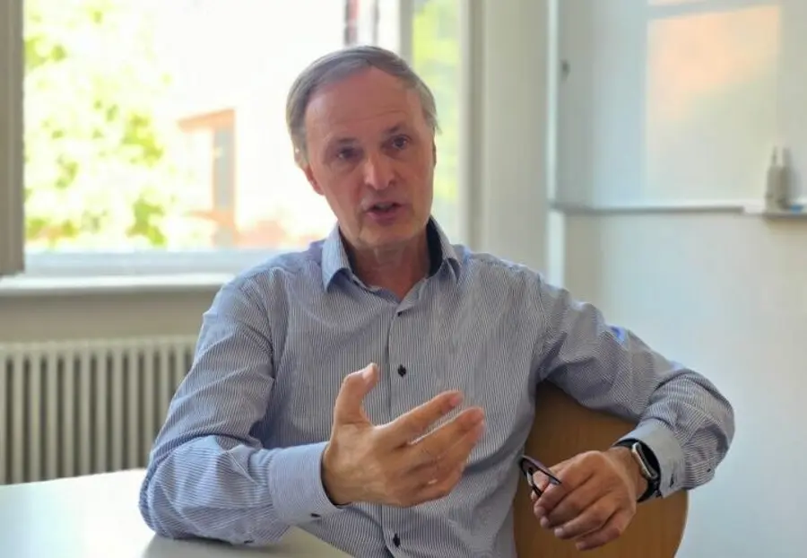 Seated at the table with a steady gaze, Professor Harm Peters projected a resolute expression. “We ask what you can do safely before asking what you know,” he emphasized. Photo: Won Jong-hyuk