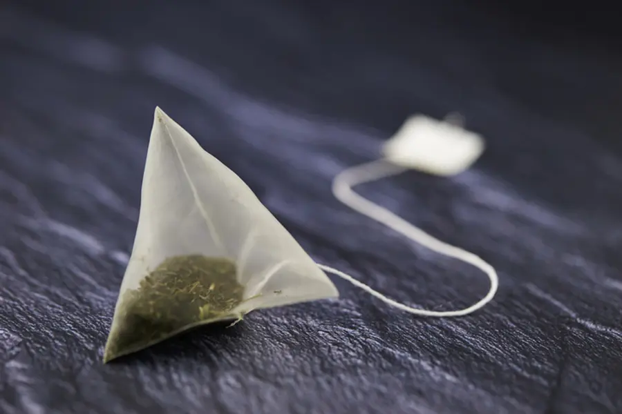 Green tea bags are effective for removing splattered grease from gas stoves or kitchen tiles. Photo: Getty Images Bank