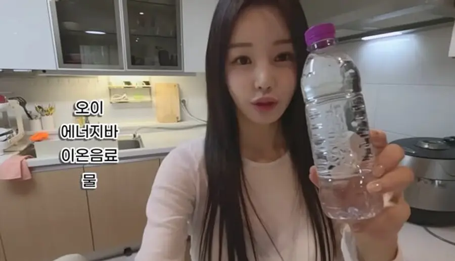 Nam Gyu-ri packed cucumbers, energy bars, and hard-boiled eggs as hiking snacks, along with water and an electrolyte drink to stay hydrated. Photo=Screenshot from Nam Gyu-ri’s YouTube channel