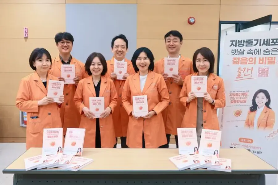 Co-authors and 365mc officials at the book launch for Adipose Stem Cells: The Secret of Youth Hidden in Belly Fat. (Top row, from left) Director Ahn Jae-hyun, CEO Kim Nam-chul, Director So Jae-yong. (Bottom row, from left) Director Son Bo-deuri, Chief Executive Director Kim Jung-eun, Director Chae Gyu-hee, Chair Kim Ha-jin. Photo=365mc