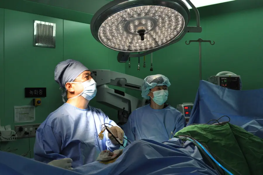 Seoul Bumin Hospital Academic Research Director Ha Yong-chan performs a robot-assisted hip surgery. Photo: Bumin Hospital Group